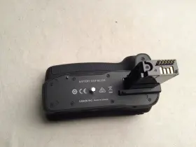 0050c001 Canon Original Bg-e18 Battery Grip For Eos Rebel T6i And T6s