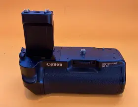 Canon Rg-e3 Rg -e3 Battery Grip - With Two Eos Batteries Tested Good