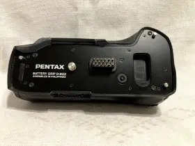 D-bg2 Pentax 0702f Battery Grip With 2 Batteries For K10d K20d In Excellent Condition