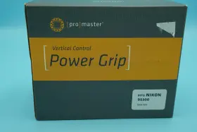 D5300 Promaster 029144070717 Vertical Control Power Grip Fits Nikon New