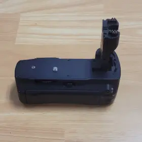 Viv-pg-5dm11 Vivitar Battery Grip For Canon Eos 5d Mark Ii Dslr Camera Body -