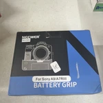 Neewer Brand VG-C3EM Battery Grip Sony A9, A7RIII Open Box. Fixed Price $43.99.