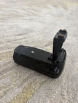 Neewer NW-760D Multi-power Battery Pack Grip For Canon 750D/760D. Fixed Price $19.98.